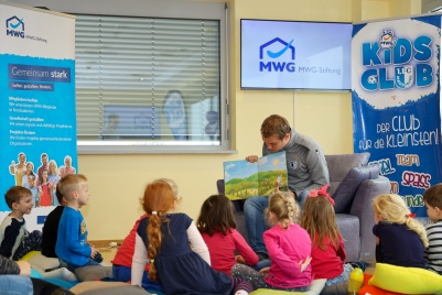Sören Osterland liest Kindern zum Vorlesetag vor